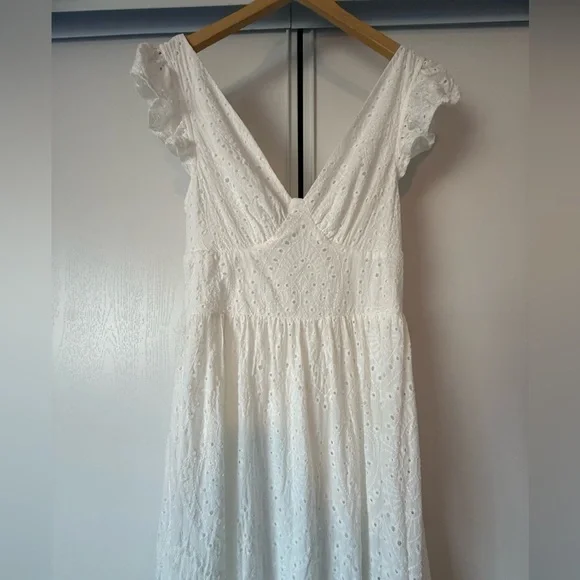 Giffniseti Elegant White Eyelit Lace Maxi Dress size Large🤍 - Picture 2 of 15